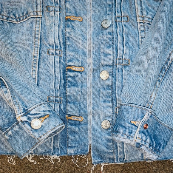 NWOT Old Navy XS Blue Light Wash Button Up Distressed Cutoff Denim Jean Jacket - Picture 3 of 4
